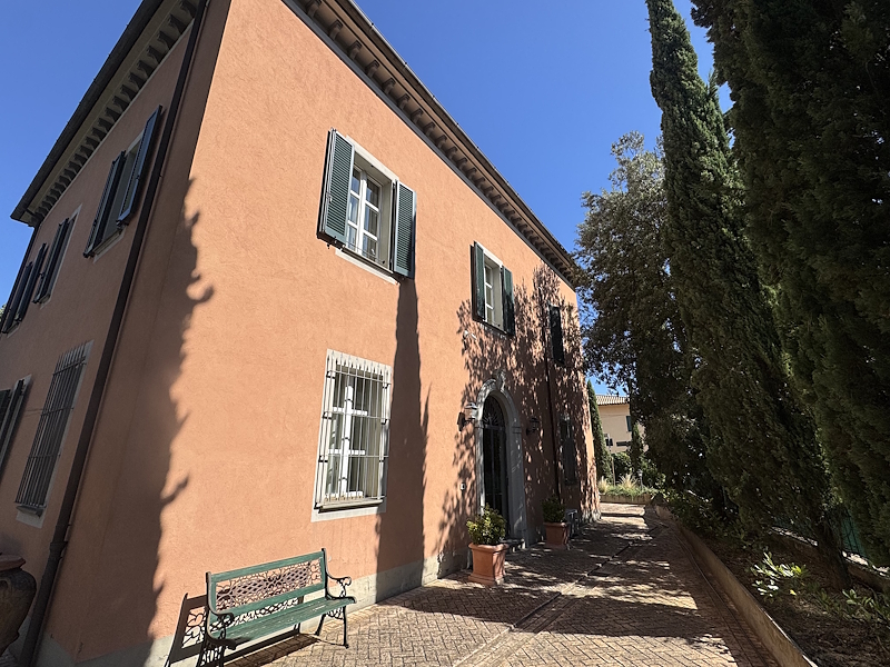 Villa Paolotti, storica dimora nei pressi di Bettona (PG), perfetta per un soggiorno esclusivo.