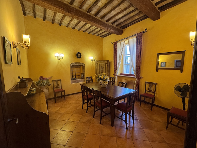 Villa Paolotti, storica dimora nei pressi di Bettona (PG), perfetta per un soggiorno esclusivo.