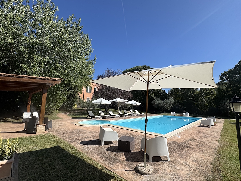 Villa Paolotti, storica dimora nei pressi di Bettona (PG), perfetta per un soggiorno esclusivo.