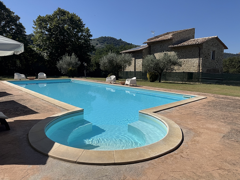 Villa Paolotti, storica dimora nei pressi di Bettona (PG), perfetta per un soggiorno esclusivo.