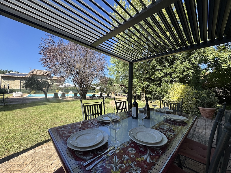 Villa Paolotti, storica dimora nei pressi di Bettona (PG), perfetta per un soggiorno esclusivo.
